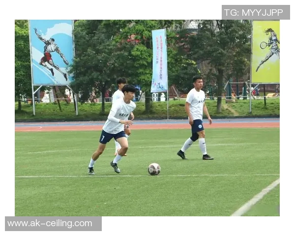 在绿茵场上忙着踢足球的少年们追逐梦想与友谊的故事 在绿茵场上忙着踢足球的少年们追逐梦想与友谊的故事