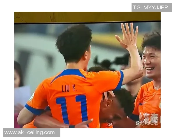 大木在绿茵场上展现足球技艺与团队精神的精彩瞬间 大木在绿茵场上展现足球技艺与团队精神的精彩瞬间